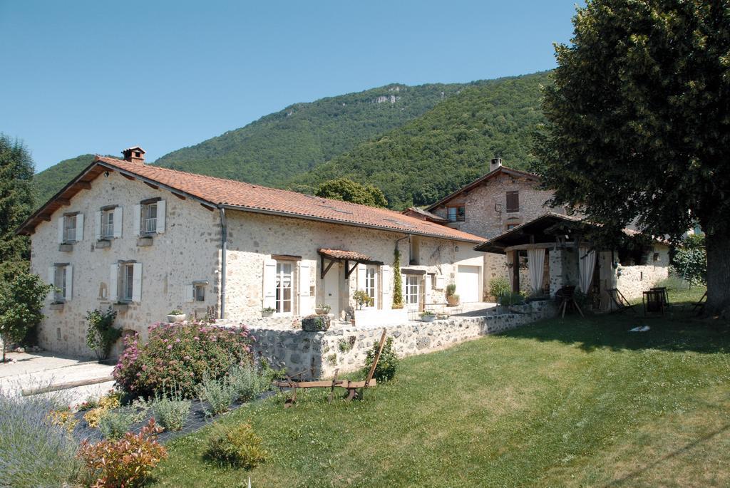 L'Estapade Des Tourelons Bed & Breakfast Сан-Жан-ан-Ройан Екстериор снимка