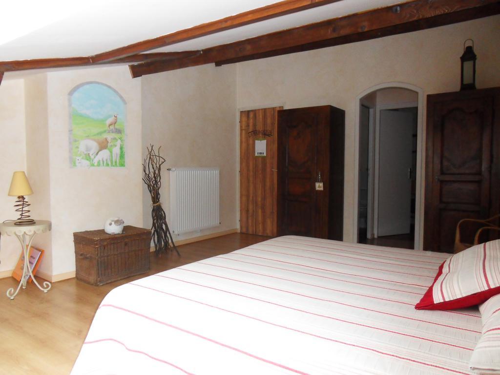 L'Estapade Des Tourelons Bed & Breakfast Сан-Жан-ан-Ройан Стая снимка