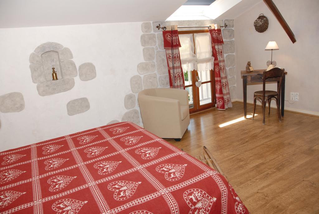 L'Estapade Des Tourelons Bed & Breakfast Сан-Жан-ан-Ройан Екстериор снимка