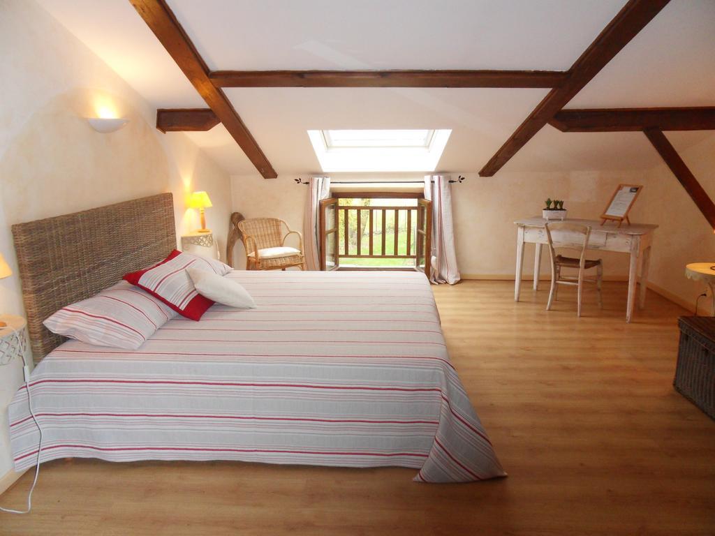 L'Estapade Des Tourelons Bed & Breakfast Сан-Жан-ан-Ройан Стая снимка