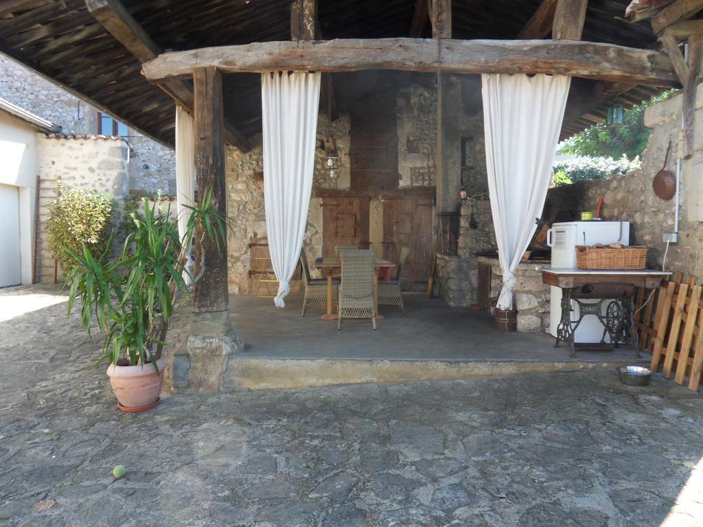 L'Estapade Des Tourelons Bed & Breakfast Сан-Жан-ан-Ройан Екстериор снимка
