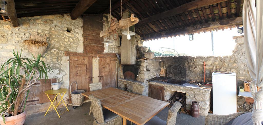 L'Estapade Des Tourelons Bed & Breakfast Сан-Жан-ан-Ройан Екстериор снимка