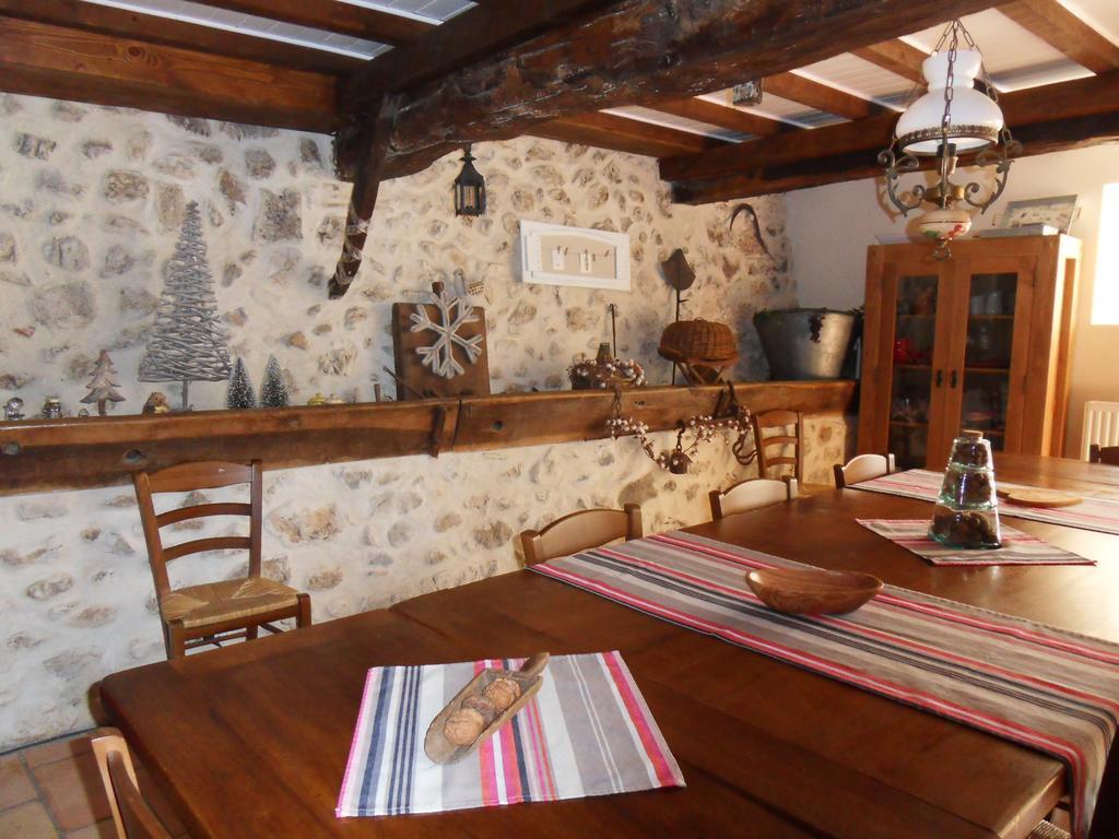 L'Estapade Des Tourelons Bed & Breakfast Сан-Жан-ан-Ройан Екстериор снимка