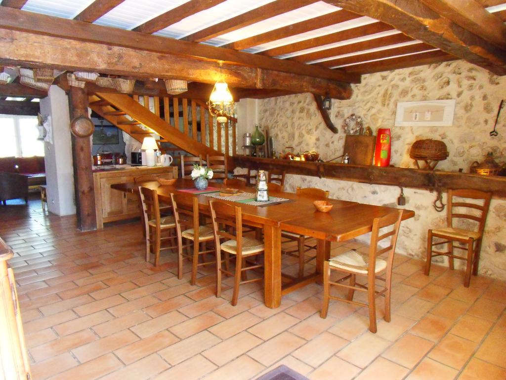 L'Estapade Des Tourelons Bed & Breakfast Сан-Жан-ан-Ройан Екстериор снимка
